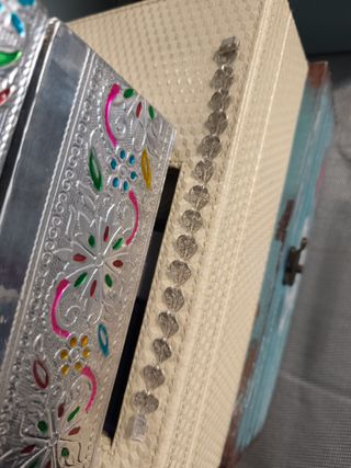 Pulsera de plata con detalles multicolor