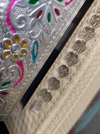 Pulsera de plata con detalles multicolor