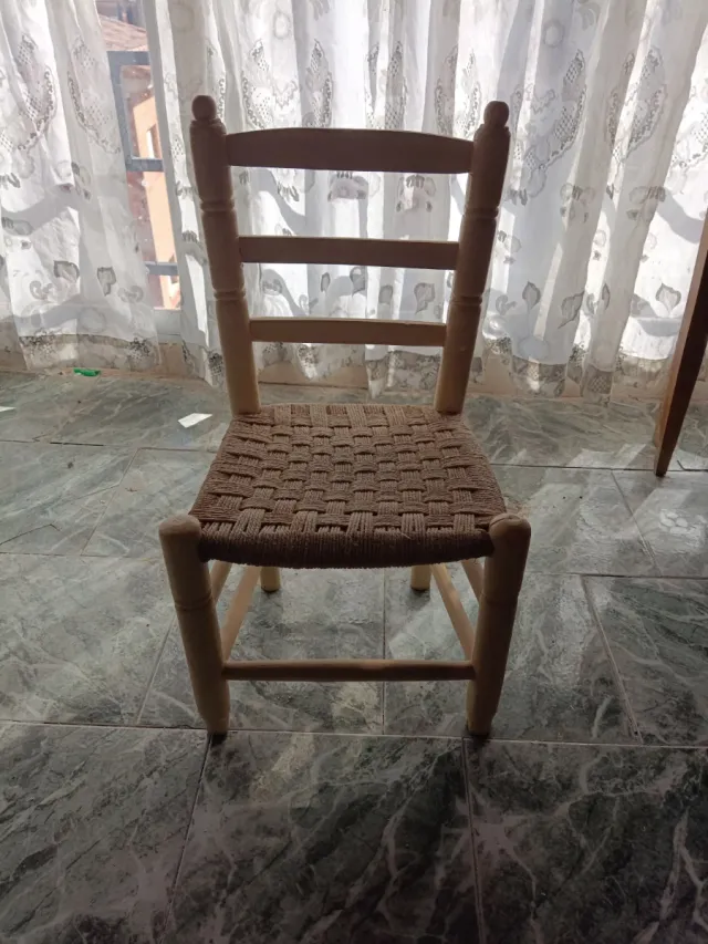 Silla pequeña de madera tejida