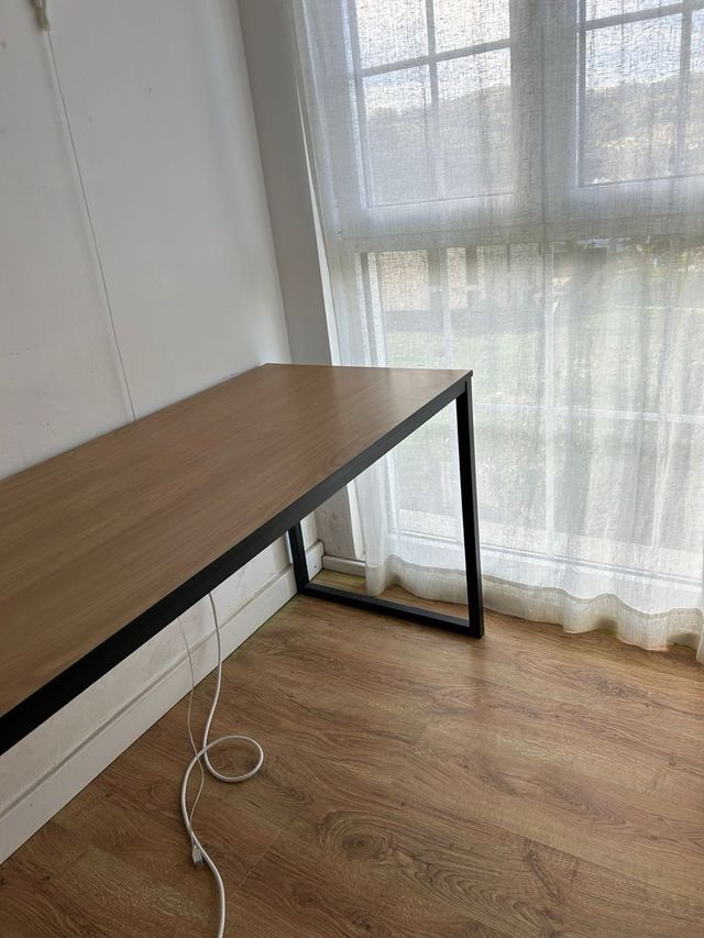 Mesa de madera y metal