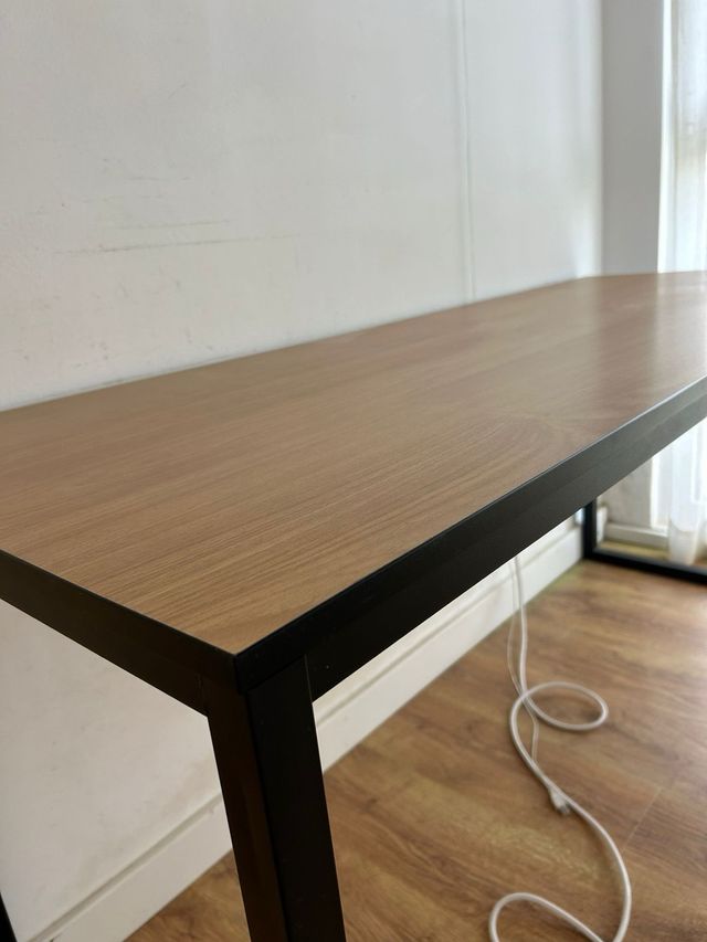 Mesa de madera y metal