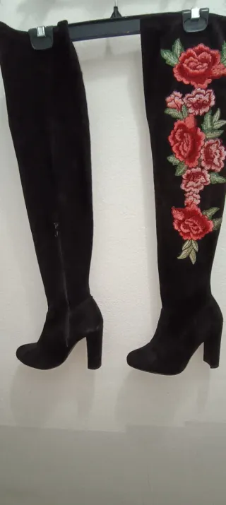 Botas altas negras con bordado floral