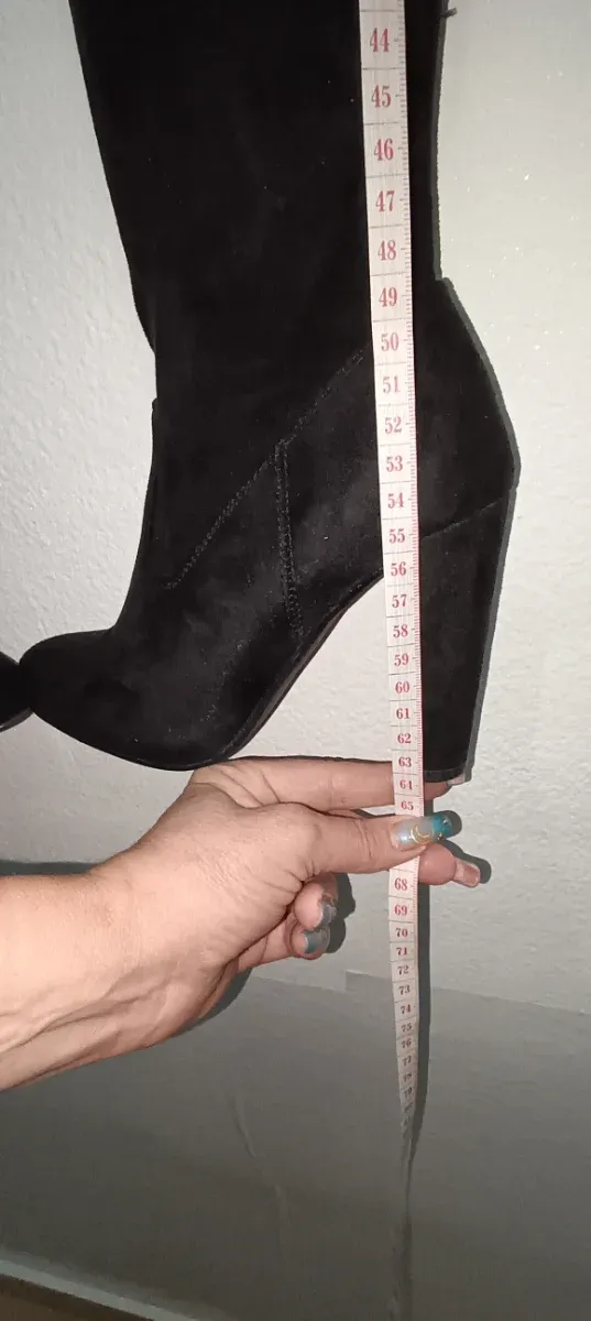 Botas altas negras con bordado floral