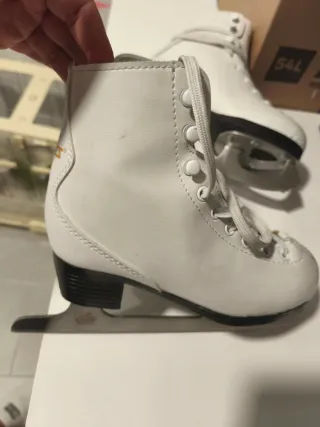 Patines sobre hielo Maca Roces polipiel.