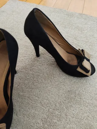 Zapatos de tacón XTI negros y beige