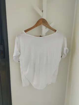 Camiseta blanca con estampado de pájaro