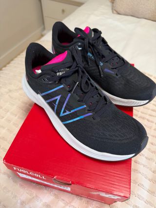 Zapatillas New Balance Fuelcell Negras y Rosas