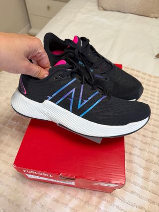 Zapatillas New Balance Fuelcell Negras y Rosas