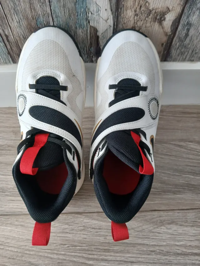 Zapatillas Baloncesto Nike Blancas y Doradas