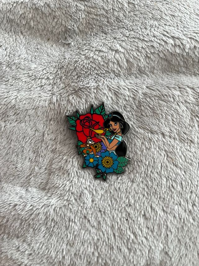 Pin de Jasmine Disney con Flores y Rosa