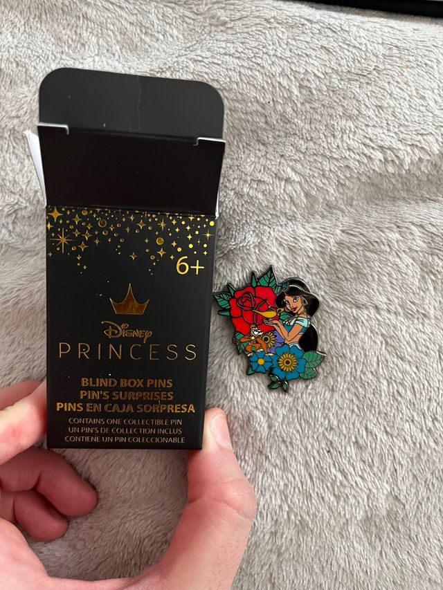 Pin de Jasmine Disney con Flores y Rosa