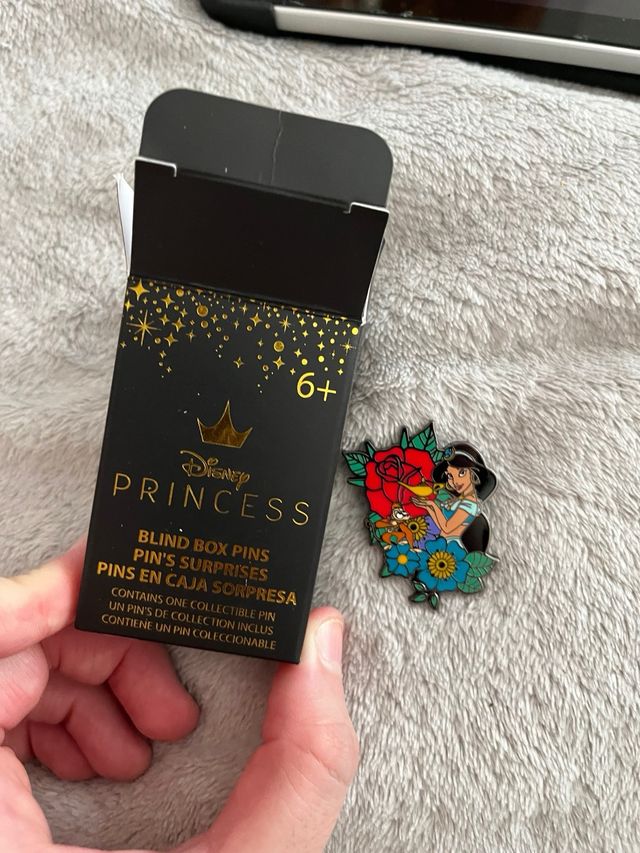 Pin de Jasmine Disney con Flores y Rosa