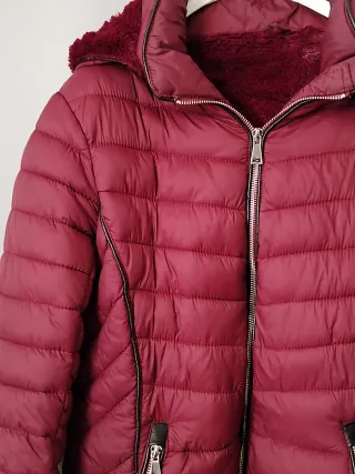 Cazadora acolchada roja talla 40-42