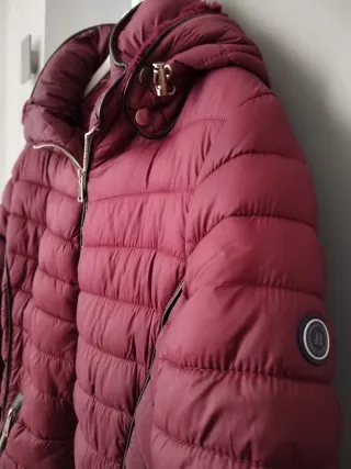 Cazadora acolchada roja talla 40-42