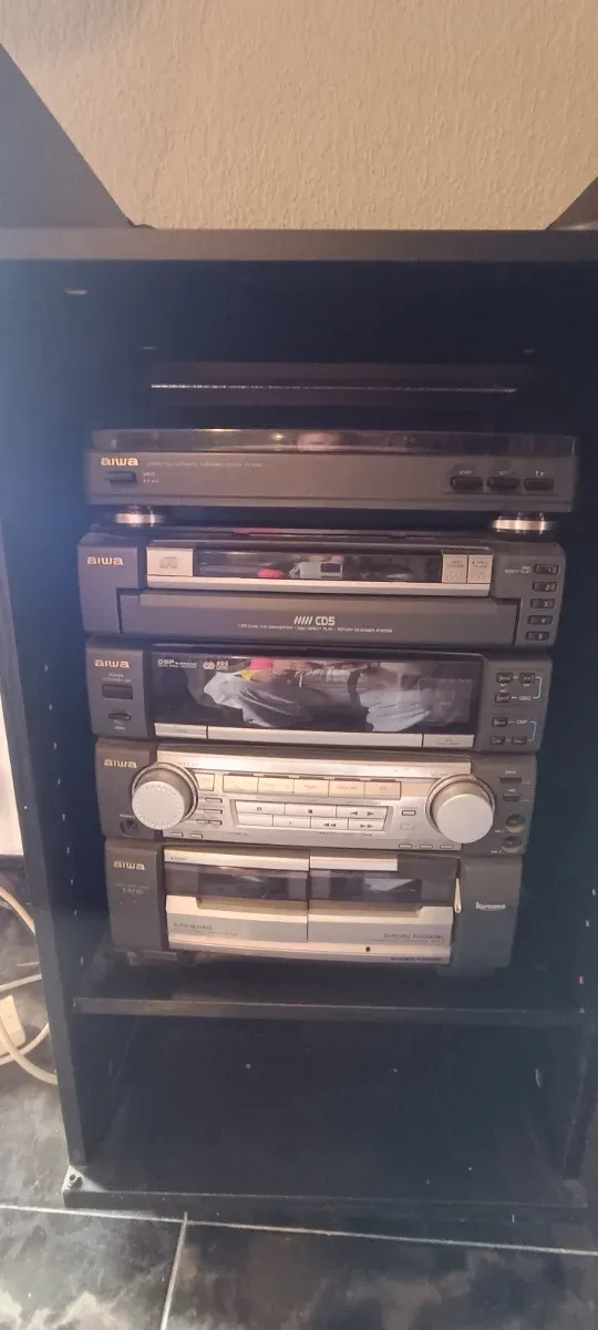 Equipo de música Aiwa con mueble Venta en persona.