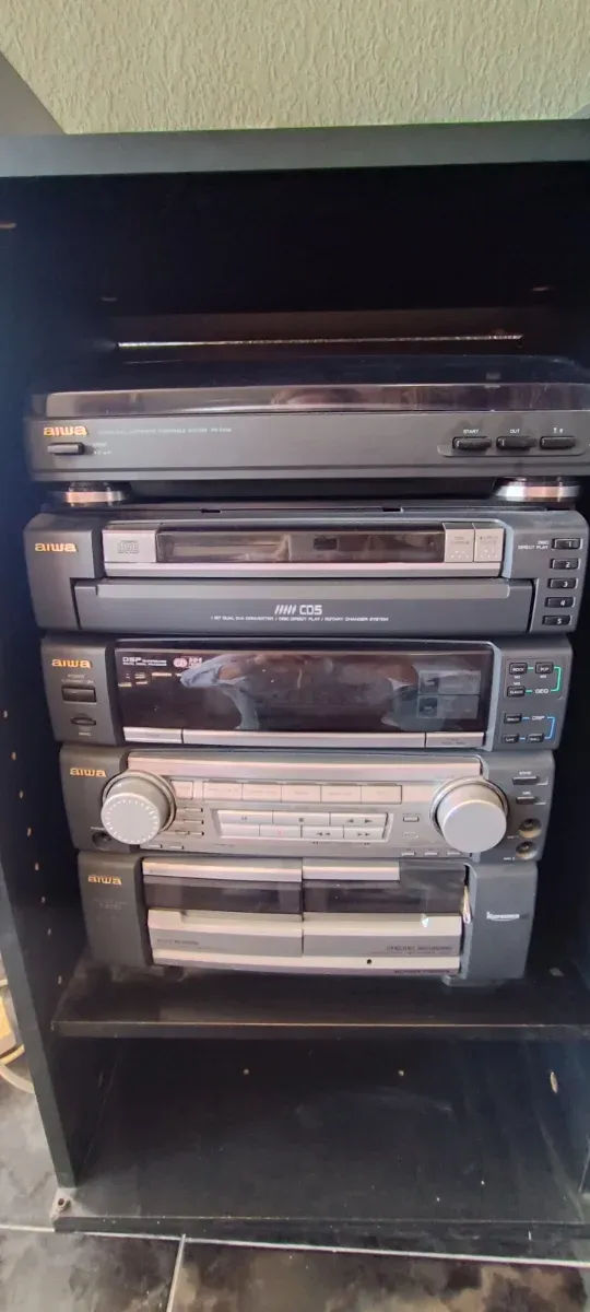 Equipo de música Aiwa con mueble Venta en persona.