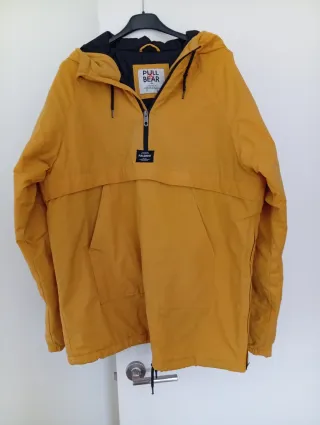 Chubasquero Pull & Bear Amarillo