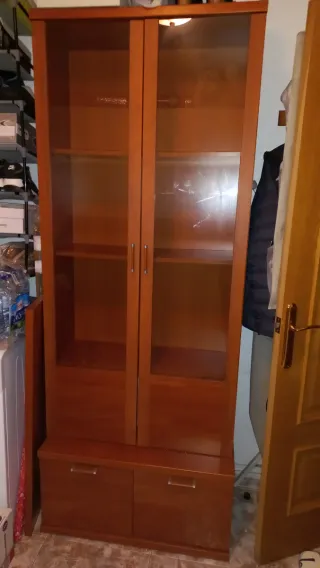 Mueble cristalera con 2 puertas y cajones