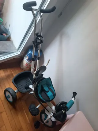 Triciclo infantil con manillar y asiento