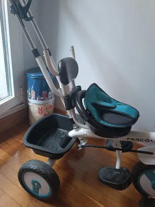 Triciclo infantil con manillar y asiento