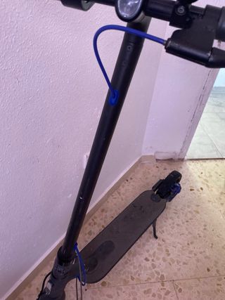 Patinete Eléctrico Negro no tiene cargador pero va