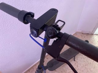 Patinete Eléctrico Negro no tiene cargador pero va