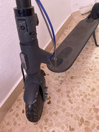 Patinete Eléctrico Negro no tiene cargador pero va