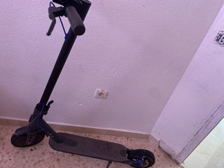 Patinete Eléctrico Negro no tiene cargador pero va