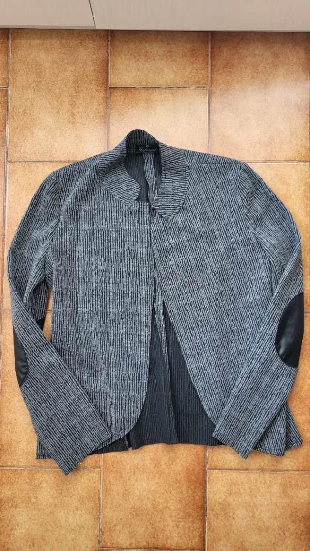 Blazer grigio e nero con toppe