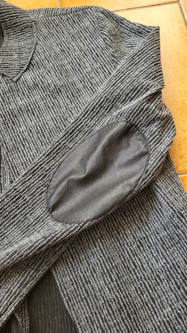 Blazer grigio e nero con toppe