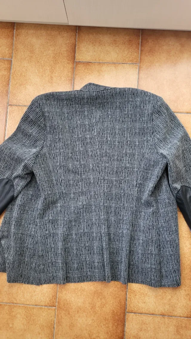 Blazer grigio e nero con toppe