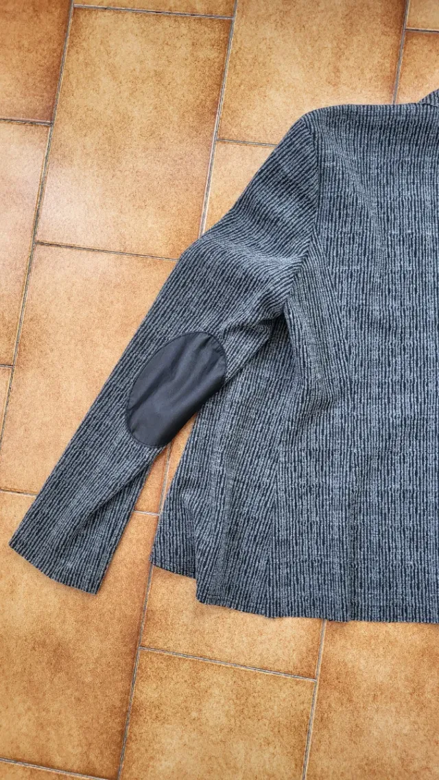 Blazer grigio e nero con toppe