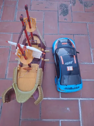 Lote de Juguetes: Coche y Barco