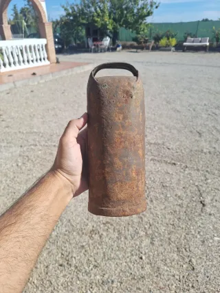 Cencerro antiguo de metal