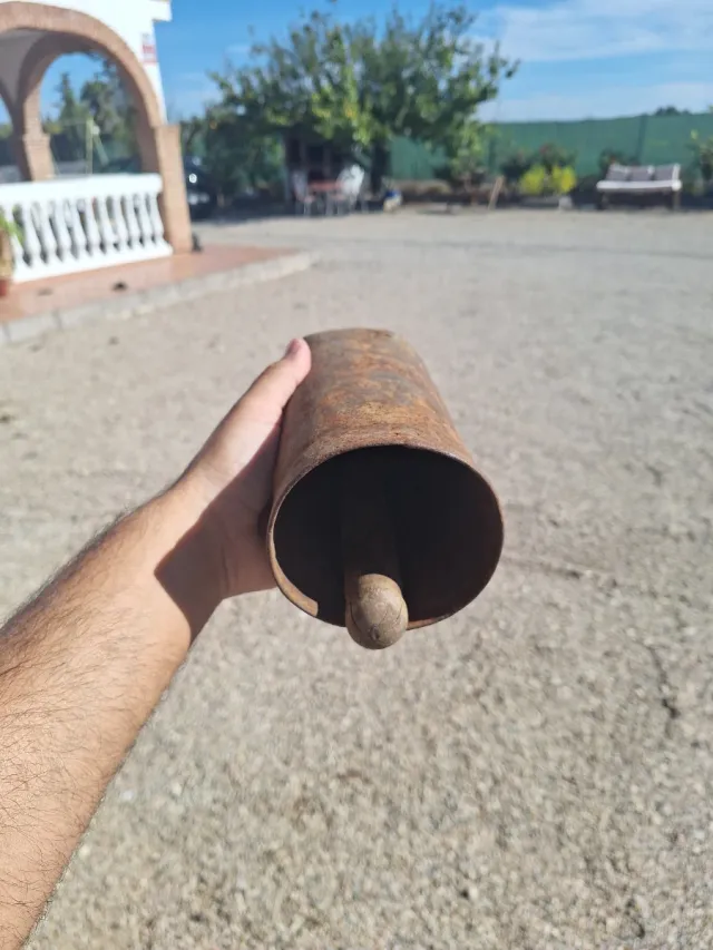 Cencerro antiguo de metal