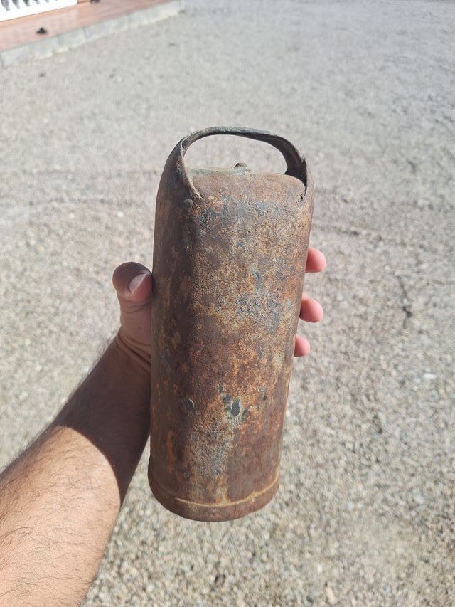 Cencerro antiguo de metal