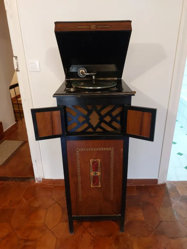 Gramola antigua de madera