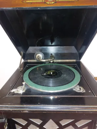 Gramola antigua de madera