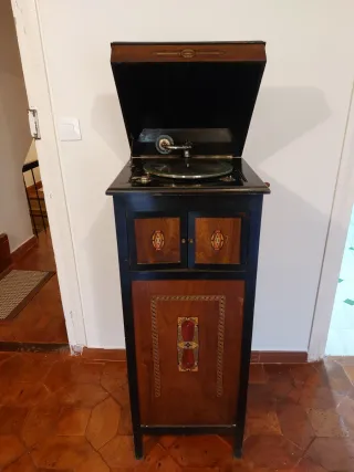 Gramola antigua de madera