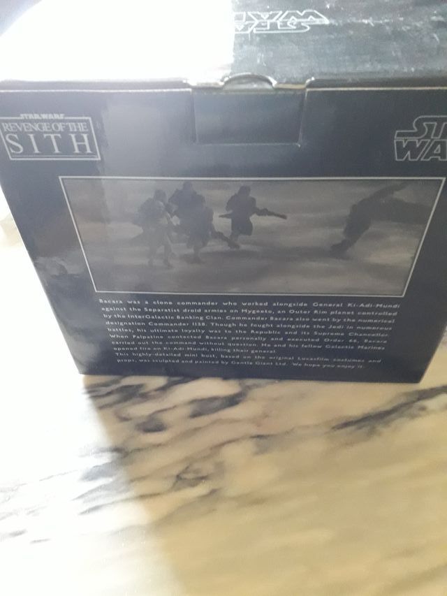 Busto gigante gentile del comandante Bacara di Star Wars