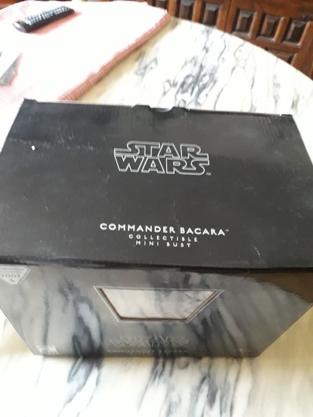 Busto gigante gentile del comandante Bacara di Star Wars