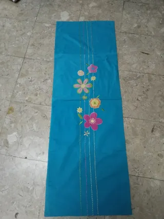 Centro de mesa azul com flores