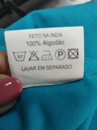 Centro de mesa azul com flores