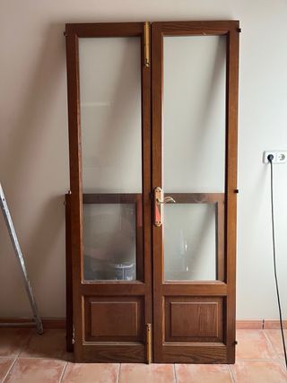 Cristaleras portal y ventanas madera