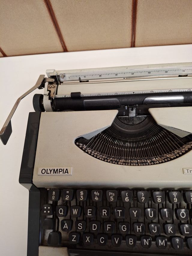Máquina de escribir Olympia Traveller de Luxe
