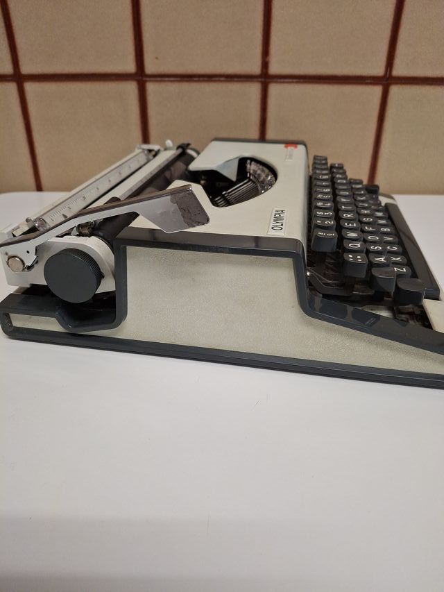 Máquina de escribir Olympia Traveller de Luxe