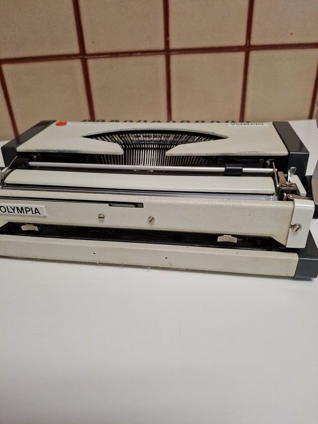 Máquina de escribir Olympia Traveller de Luxe