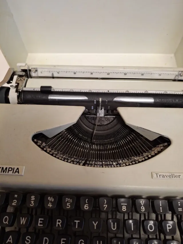 Máquina de escribir Olympia Traveller de Luxe