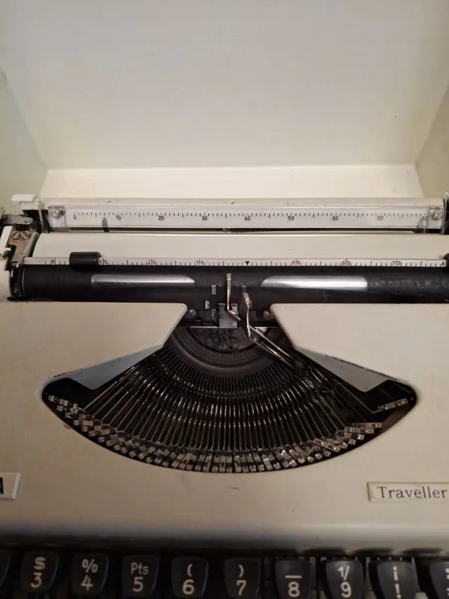 Máquina de escribir Olympia Traveller de Luxe