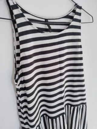 Camiseta de rayas blancas y negras